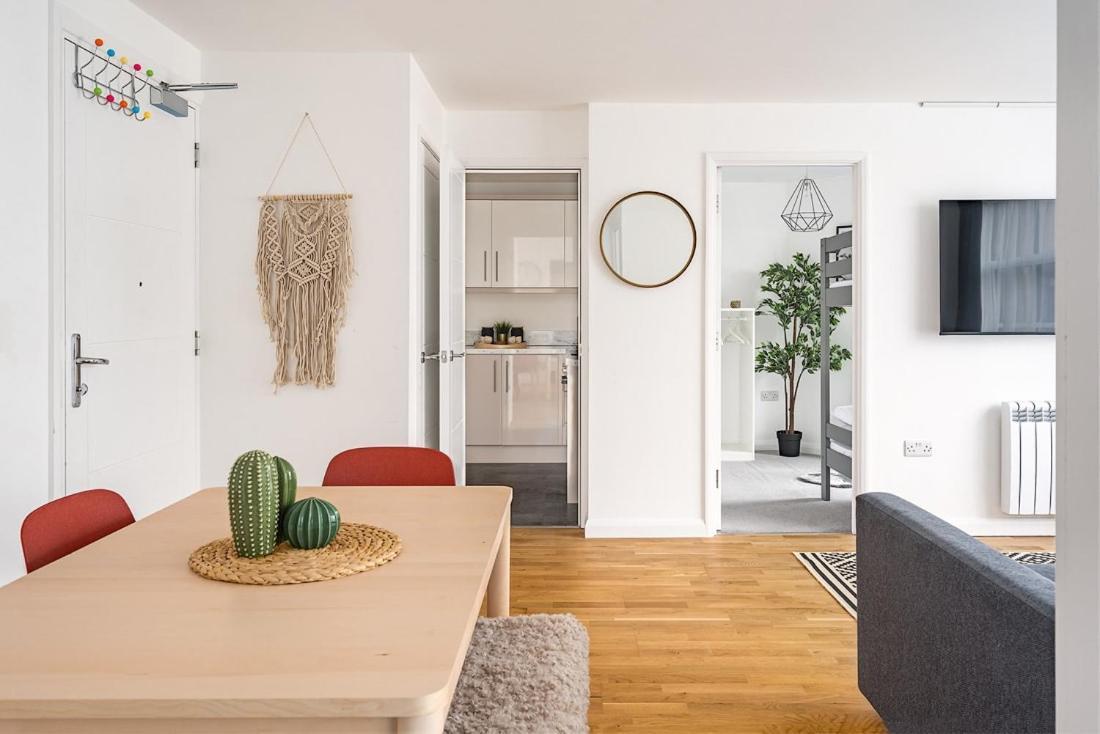 Contemporary City Centre Apartment With Parking Bath Exterior foto