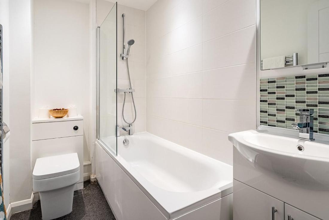 Contemporary City Centre Apartment With Parking Bath Exterior foto